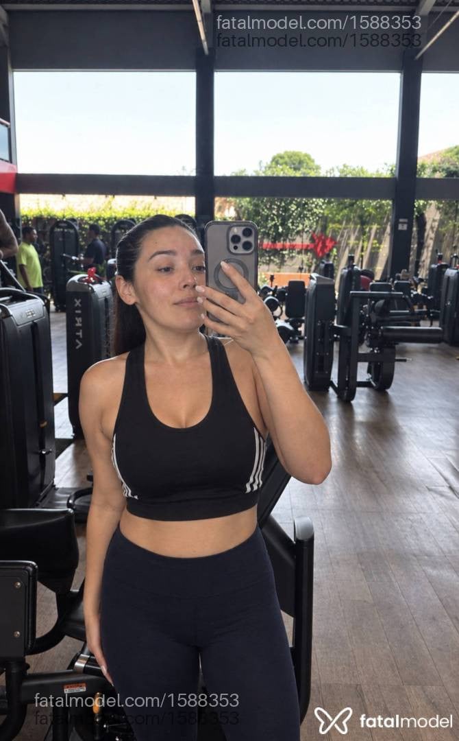 Acompanhante mulher com cabelo colorido de olhos castanhos - Larissa Moraes