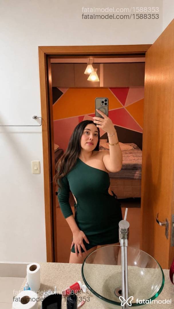 Acompanhante mulher com cabelo colorido de olhos castanhos - Larissa Moraes