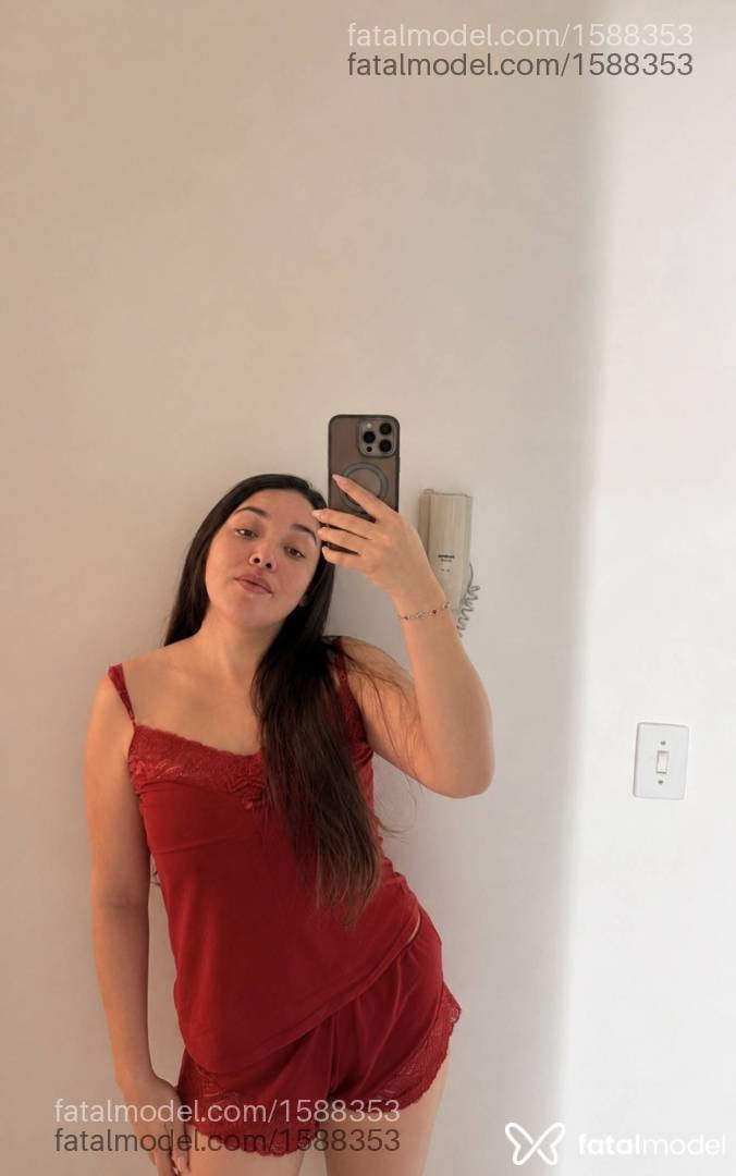 Acompanhante mulher com cabelo colorido de olhos castanhos - Larissa Moraes