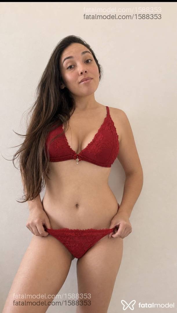 Acompanhante mulher com cabelo colorido de olhos castanhos - Larissa Moraes