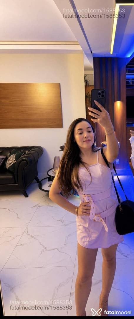 Acompanhante mulher com cabelo colorido de olhos castanhos - Larissa Moraes