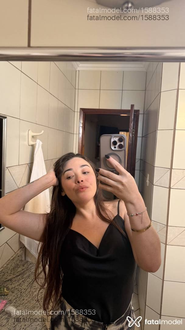 Acompanhante mulher com cabelo colorido de olhos castanhos - Larissa Moraes