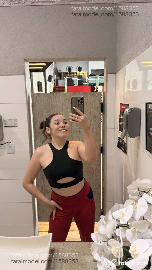 Acompanhante mulher com cabelo colorido de olhos castanhos - Larissa Moraes