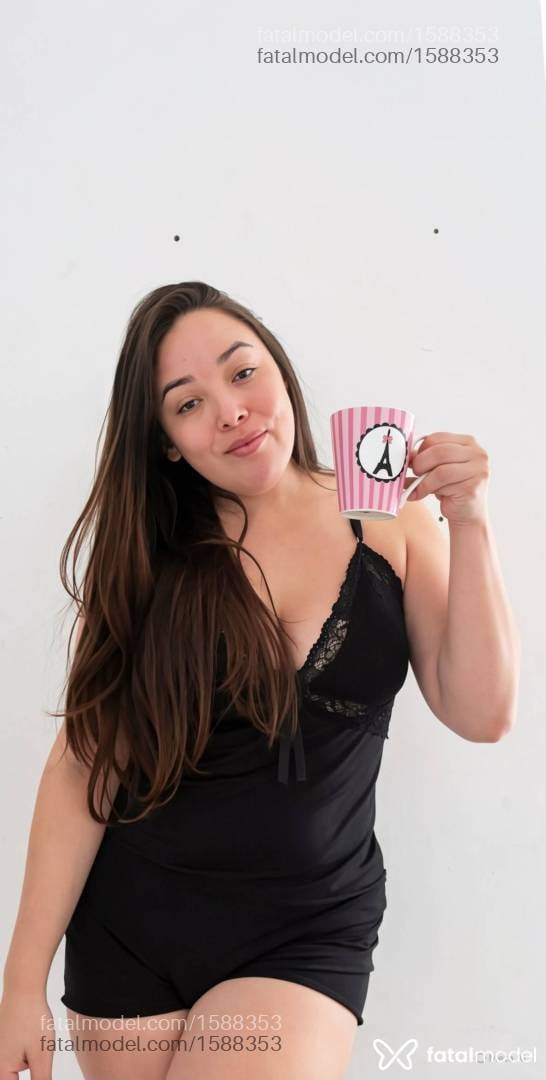 Acompanhante mulher com cabelo colorido de olhos castanhos - Larissa Moraes