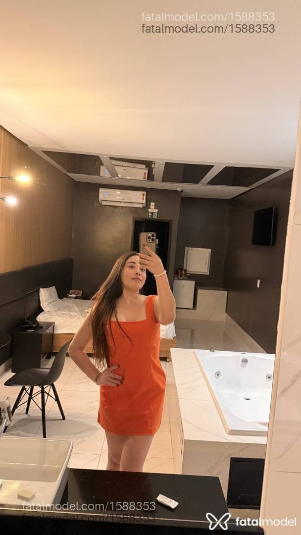 Acompanhante mulher com cabelo colorido de olhos castanhos - Larissa Moraes