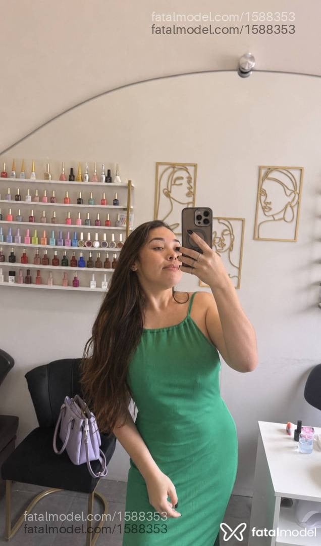 Acompanhante mulher com cabelo colorido de olhos castanhos - Larissa Moraes