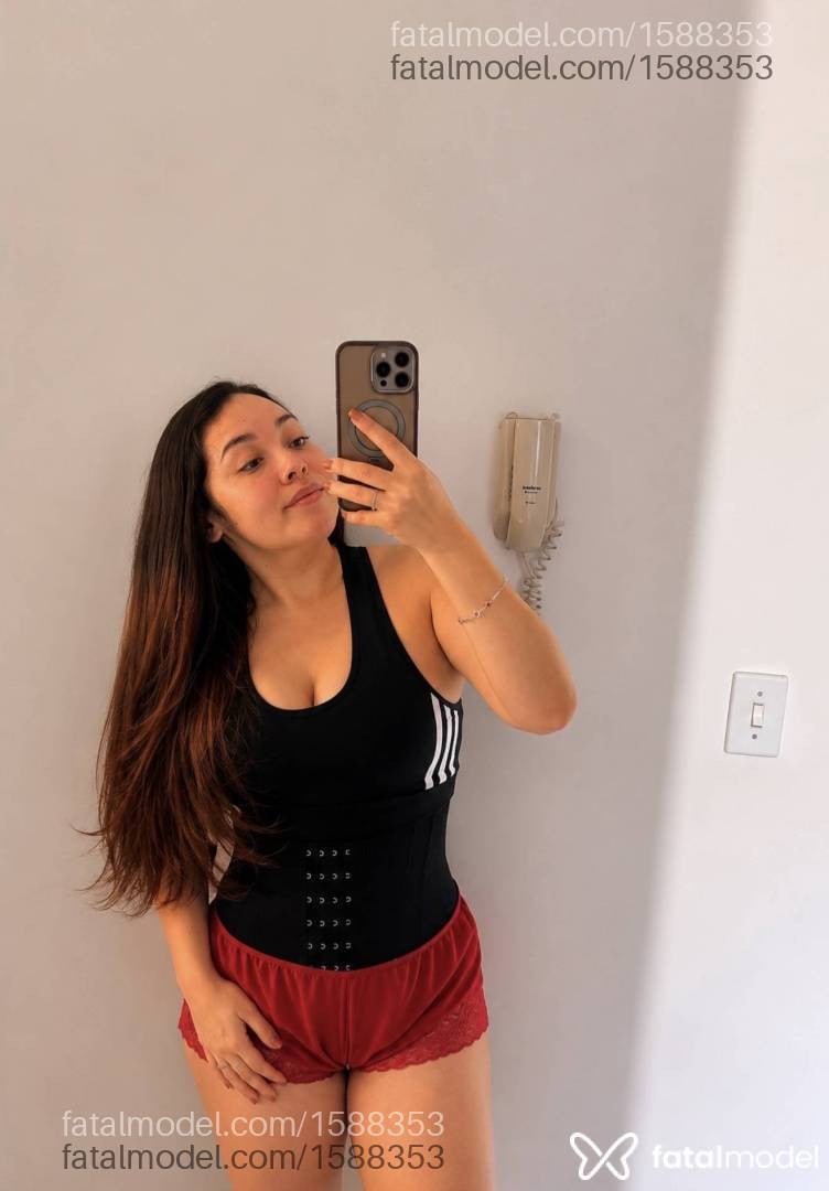 Acompanhante mulher com cabelo colorido de olhos castanhos - Larissa Moraes