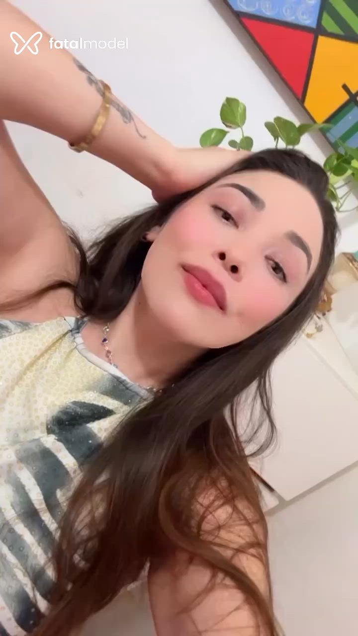Acompanhante mulher com cabelo colorido de olhos castanhos - Larissa Moraes