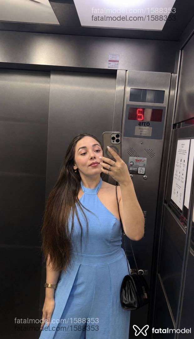 Acompanhante mulher com cabelo colorido de olhos castanhos - Larissa Moraes
