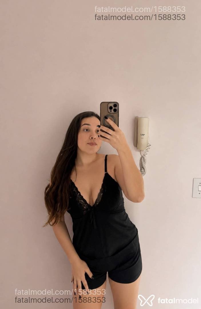 Acompanhante mulher com cabelo colorido de olhos castanhos - Larissa Moraes