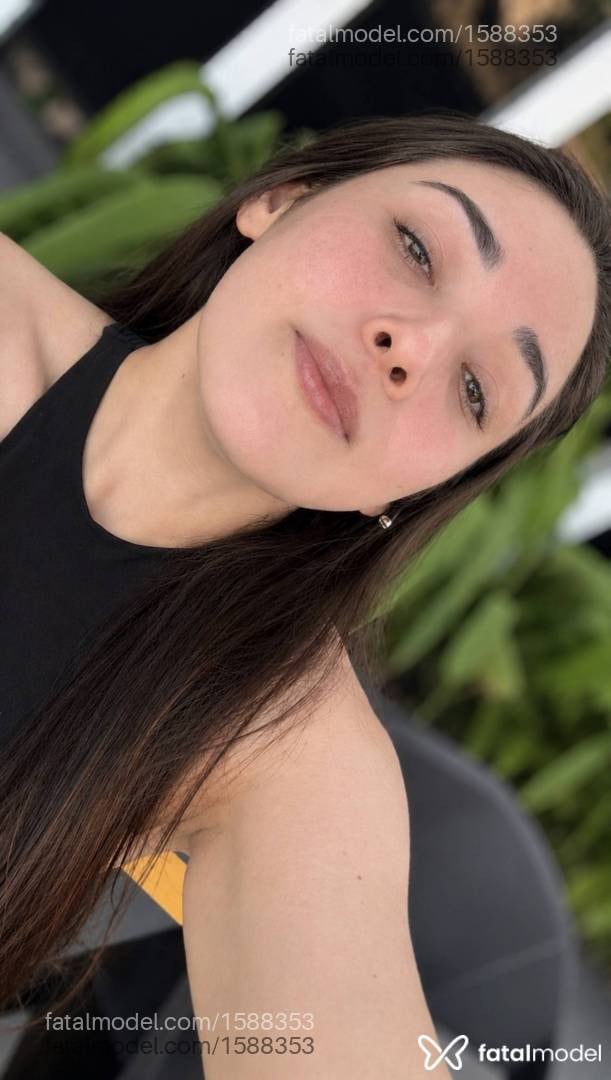 Acompanhante mulher com cabelo colorido de olhos castanhos - Larissa Moraes