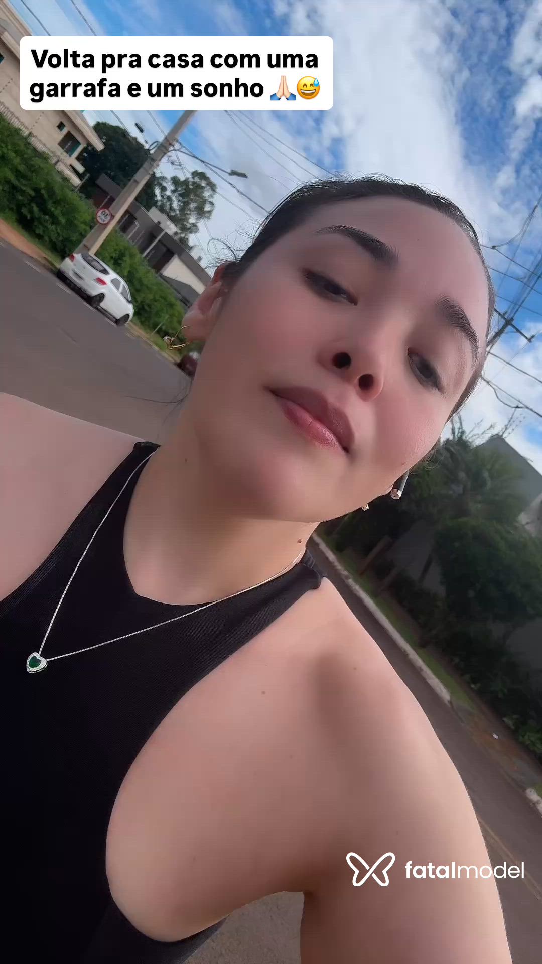 Acompanhante mulher com cabelo colorido de olhos castanhos - Larissa Moraes
