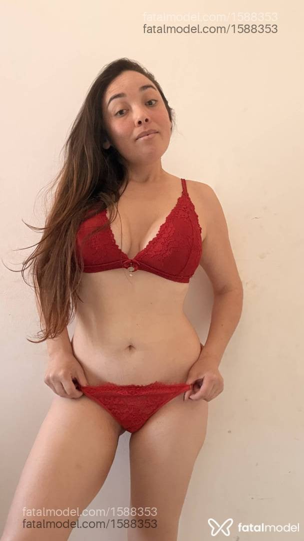 Acompanhante mulher com cabelo colorido de olhos castanhos - Larissa Moraes