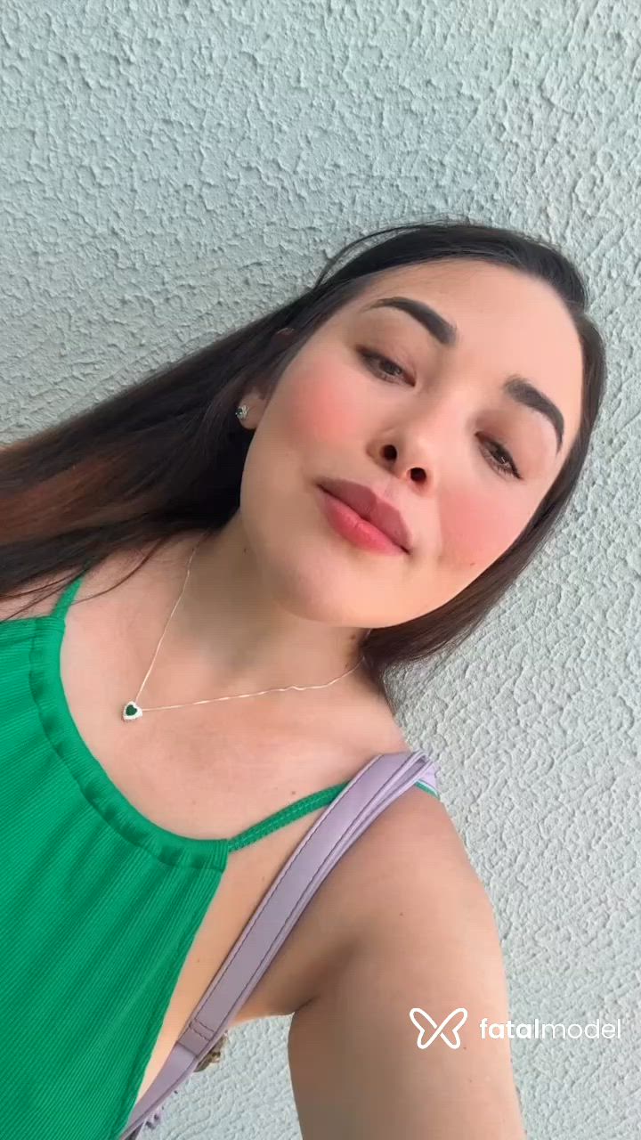 Acompanhante mulher com cabelo colorido de olhos castanhos - Larissa Moraes