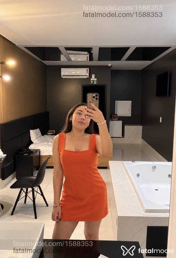 Acompanhante mulher com cabelo colorido de olhos castanhos - Larissa Moraes