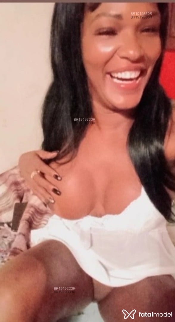 Acompanhante mulher com cabelo castanho de olhos castanhos em Armação dos Búzios - Emanuelle Borges