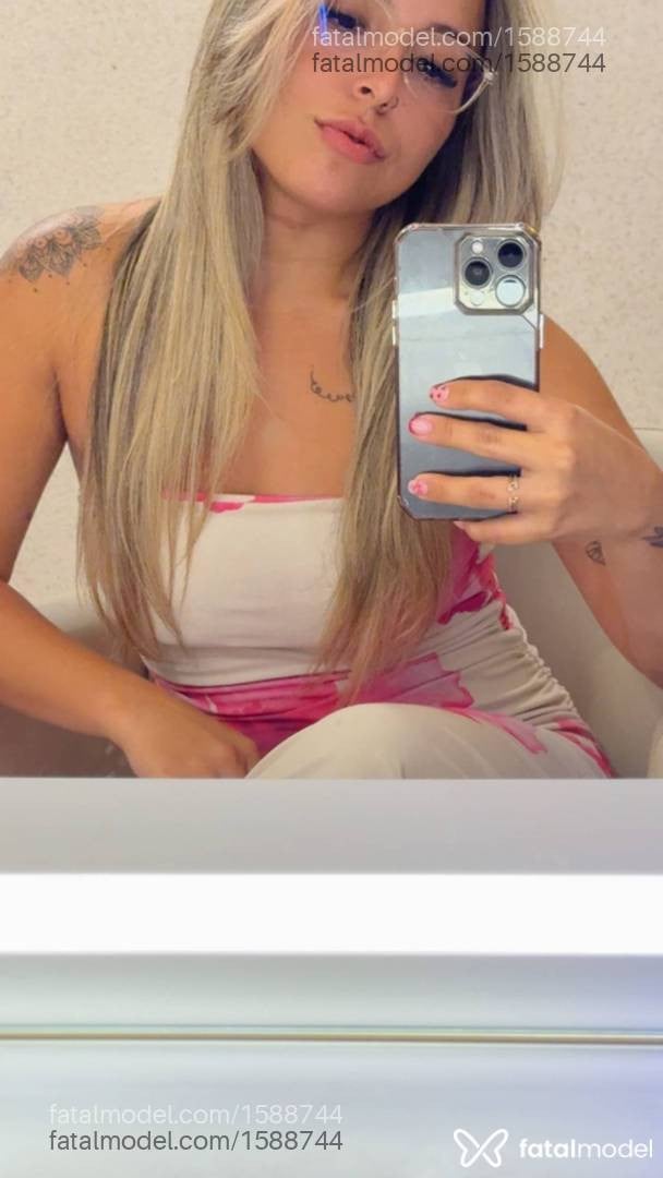 Acompanhante mulher loira (o) de olhos castanhos - Bruna