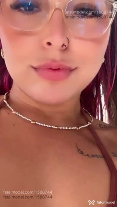 Acompanhante mulher loira (o) de olhos castanhos - Bruna
