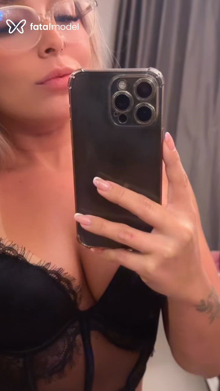 Acompanhante mulher loira (o) de olhos castanhos - Bruna