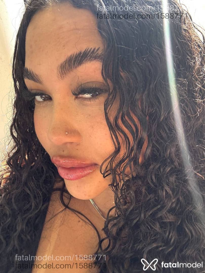 Acompanhante mulher morena (o) de olhos castanhos - Stefany