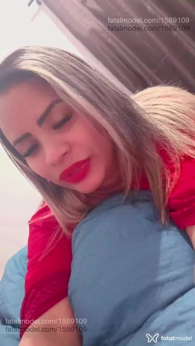 Acompanhante mulher loira (o) de olhos castanhos - Lelê Souza