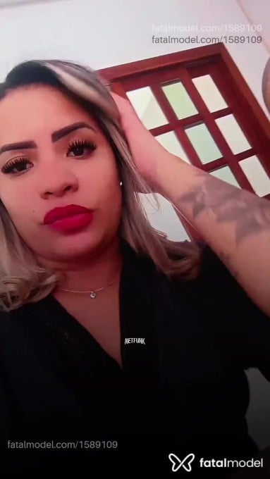Acompanhante mulher loira (o) de olhos castanhos - Lelê Souza