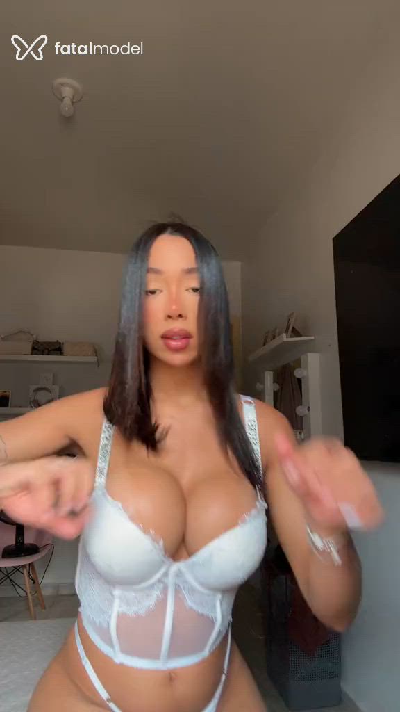 Acompanhante mulher trans morena (o) de olhos pretos - Flávia Junqueira