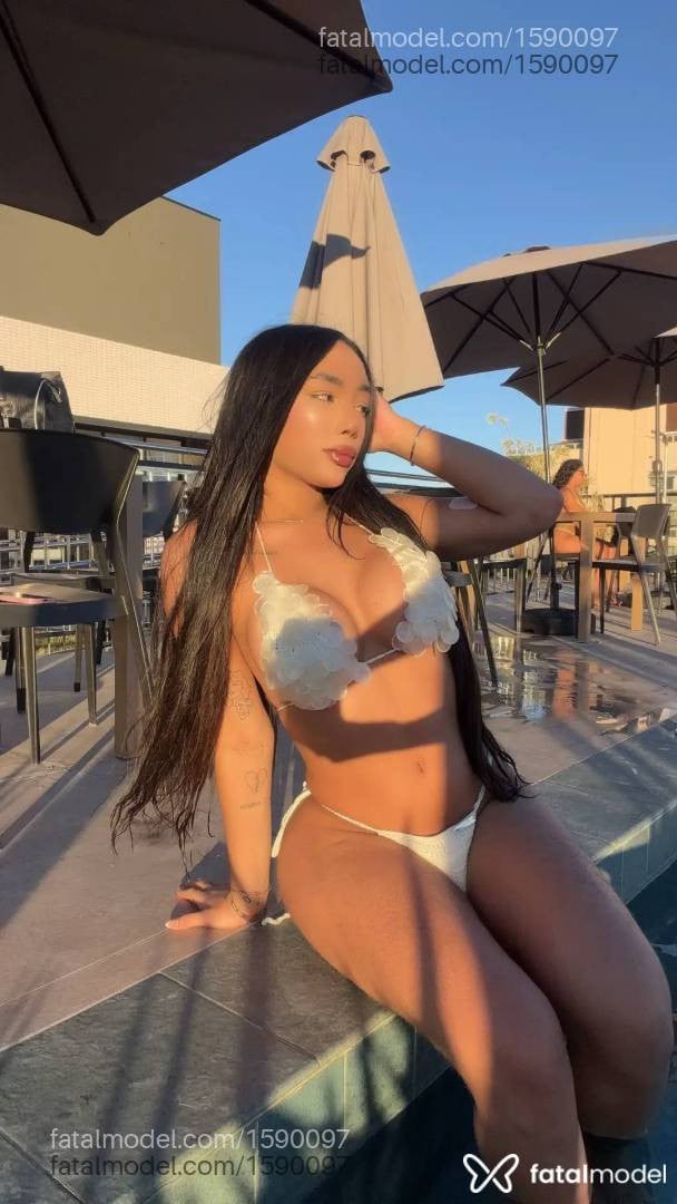 Acompanhante mulher trans morena (o) de olhos pretos - Flávia Junqueira