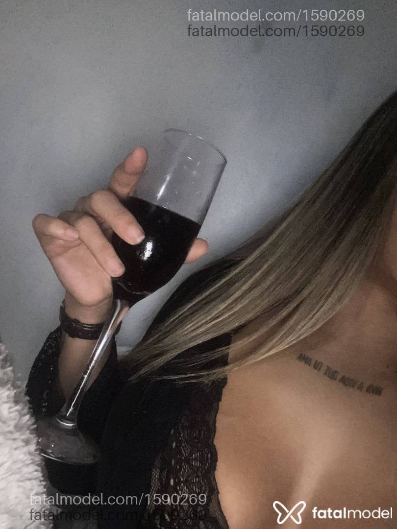 Acompanhante mulher loira (o) de olhos castanhos - Kethlen dias