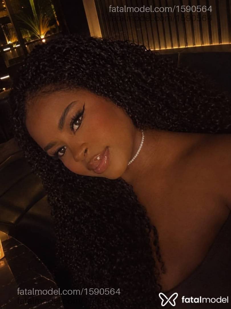 Acompanhante mulher morena (o) de olhos pretos - Darah Taylor