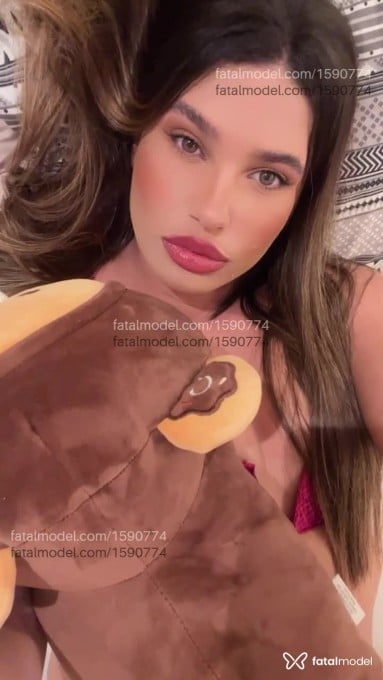 Acompanhante mulher loira (o) de olhos verdes em Virtual Acompanhante mulher loira (o) de olhos verdes em Virtual - Glennda Ostiny