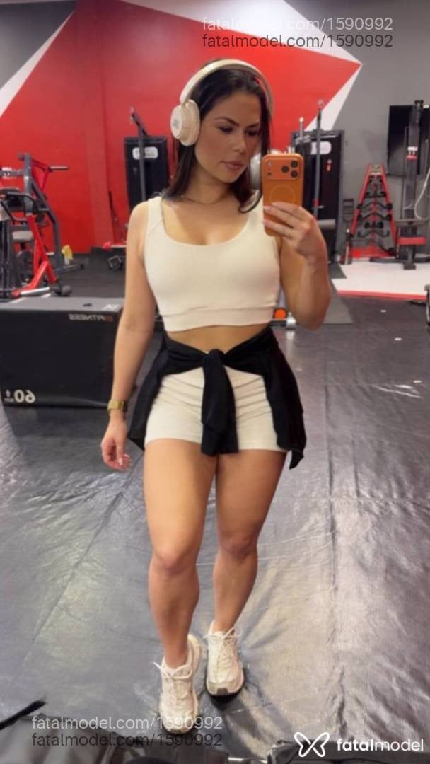 Acompanhante mulher com cabelo castanho de olhos castanhos - Isadora Bianchinni