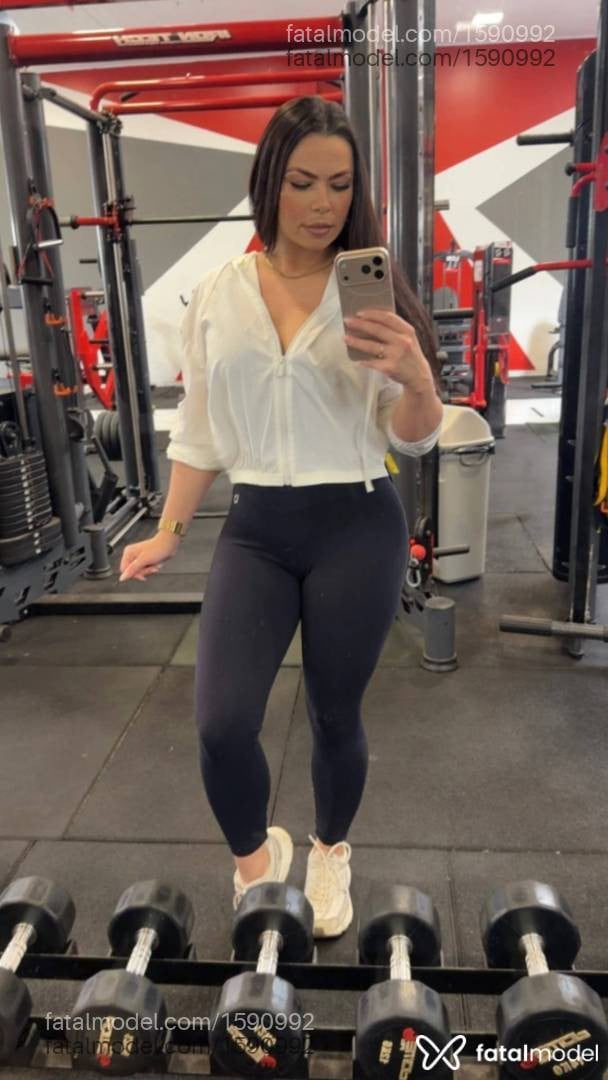 Acompanhante mulher com cabelo castanho de olhos castanhos - Isadora Bianchinni