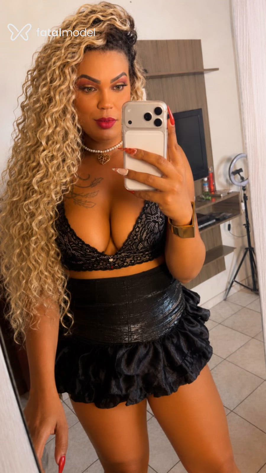 Acompanhante mulher trans morena (o) de olhos mel - LAÍSA SAMPAIO