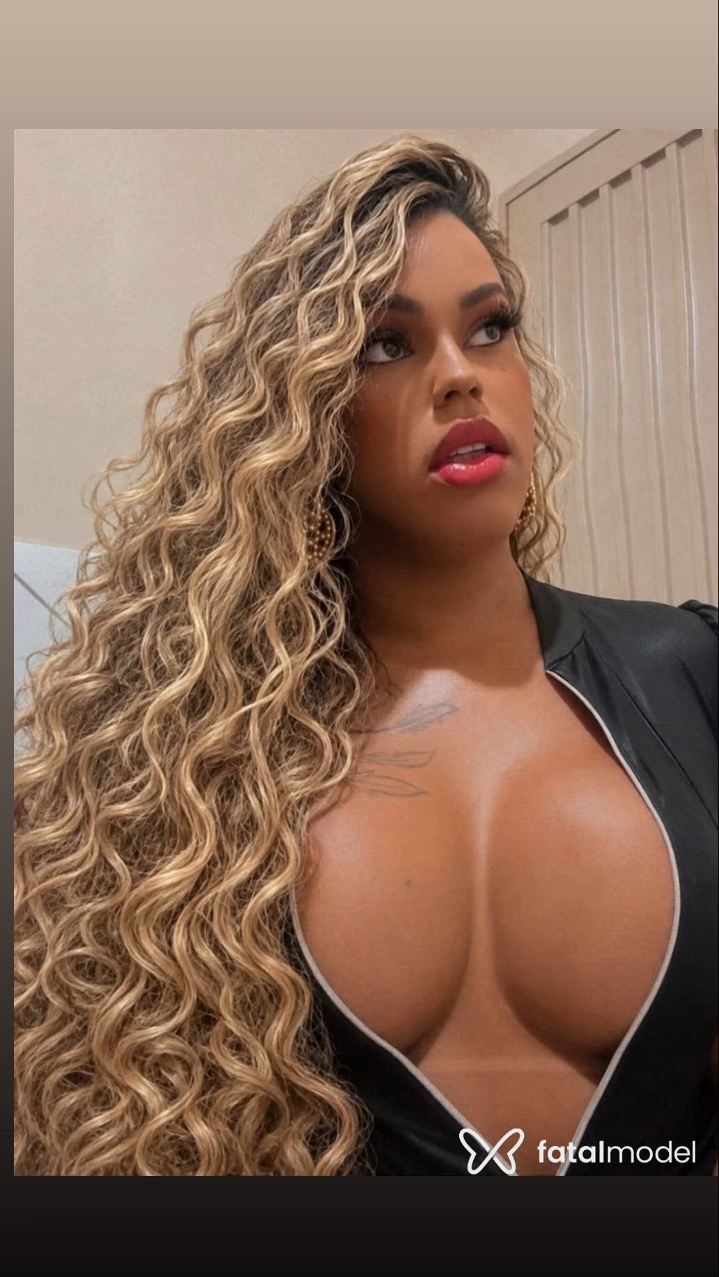 Acompanhante mulher trans morena (o) de olhos mel - LAÍSA SAMPAIO