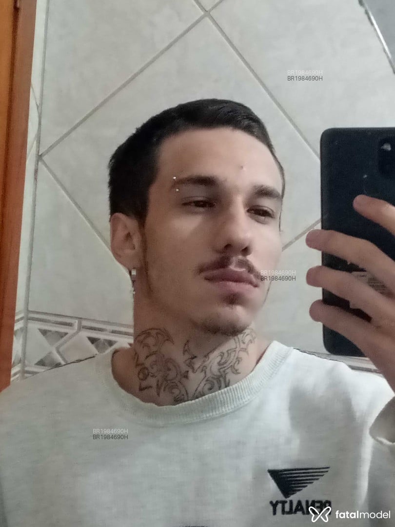Acompanhante homem com cabelo castanho de olhos castanhos em Chapecó Acompanhante homem com cabelo castanho de olhos castanhos em Chapecó - Diego