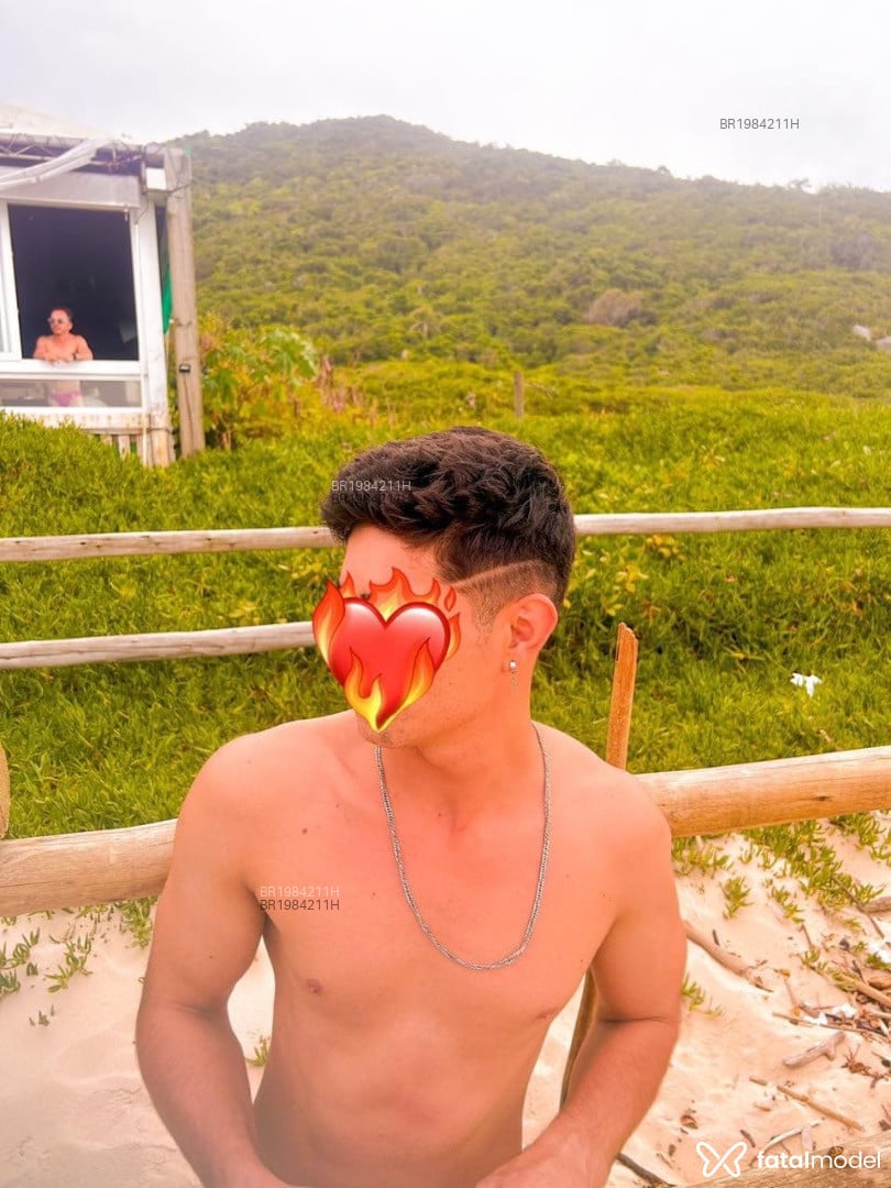 Acompanhante homem com cabelo castanho de olhos verdes em Porto Alegre - Criafetiche