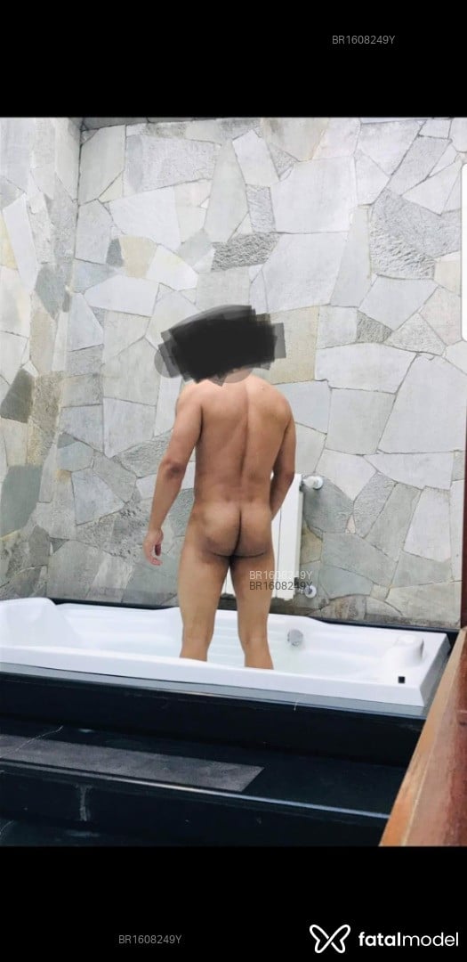 Acompanhante homem com cabelo castanho de olhos mel em Criciúma Acompanhante homem com cabelo castanho de olhos mel em Criciúma - Brunoversatil