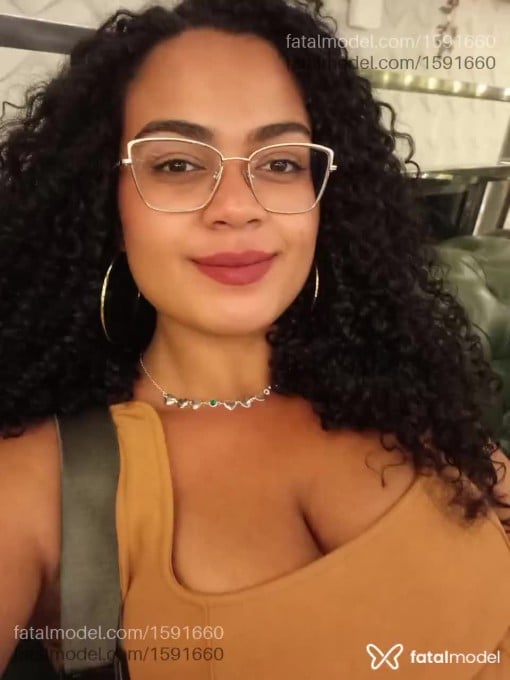 Acompanhante mulher com cabelo castanho de olhos castanhos em Uberlândia - Ariadne Bronx