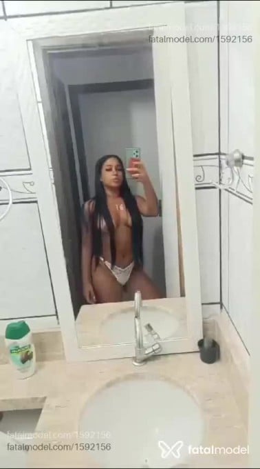 Acompanhante mulher com cabelo castanho de olhos castanhos - Isis Sampaio Acompanhante mulher com cabelo castanho de olhos castanhos - Isis Sampaio