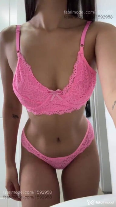 Acompanhante mulher com cabelo castanho de olhos castanhos - Mirella