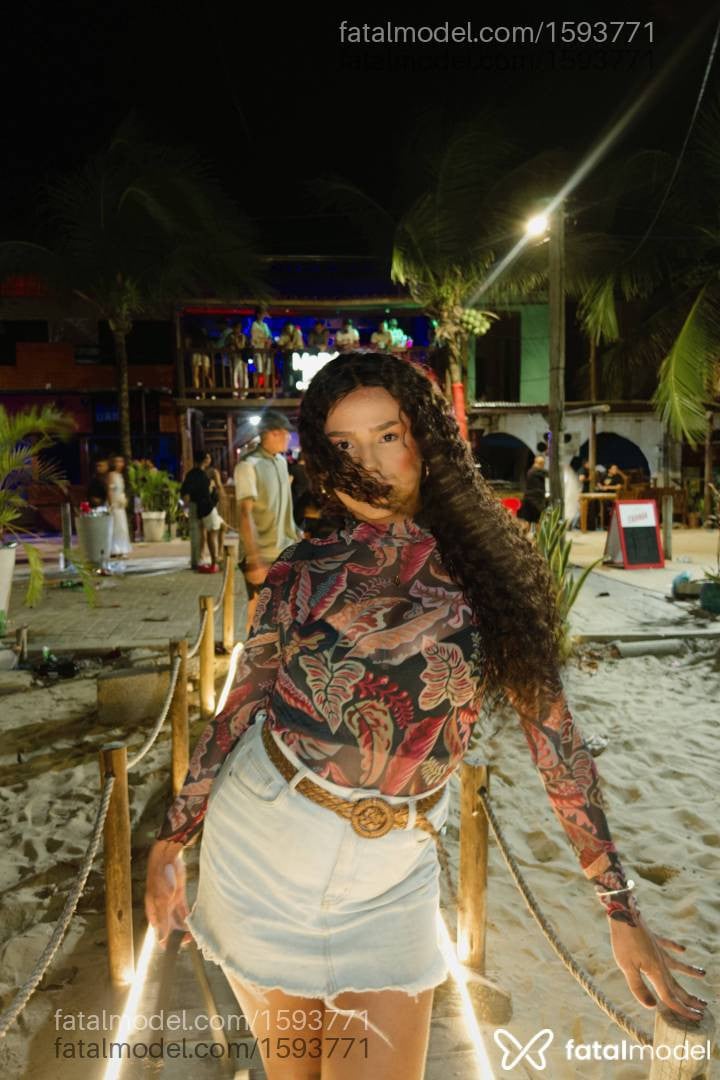 Acompanhante mulher trans loira (o) de olhos pretos - Cacau Ferraz