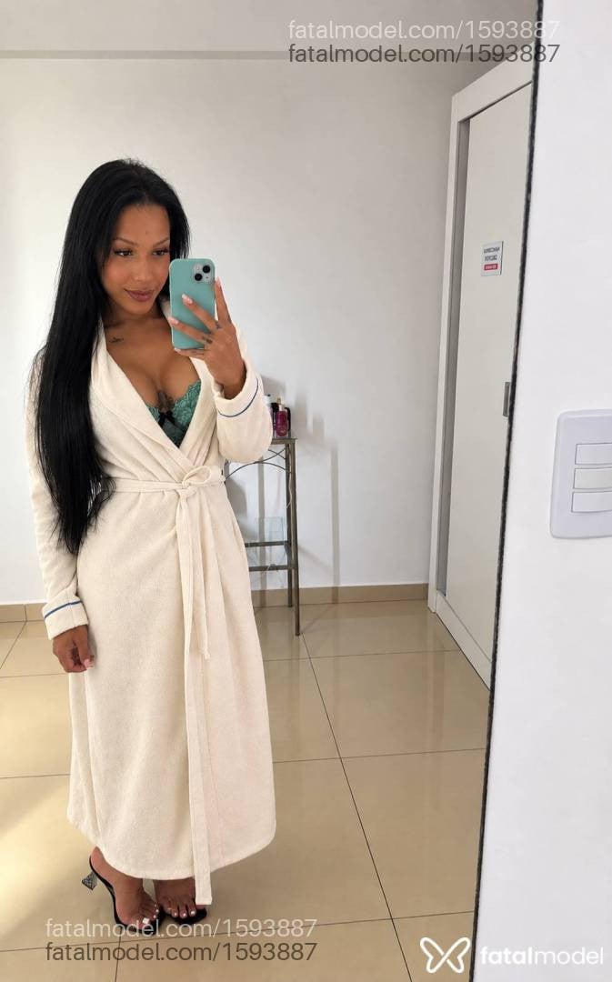 Acompanhante mulher trans morena (o) de olhos pretos - Rebecca