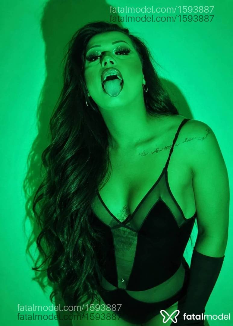 Acompanhante mulher trans morena (o) de olhos pretos - Rebecca