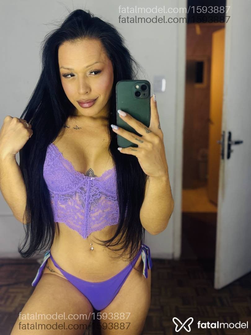 Acompanhante mulher trans morena (o) de olhos pretos - Rebecca