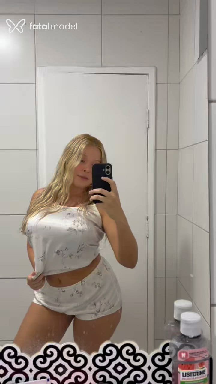 Acompanhante mulher loira (o) de olhos castanhos - Hanna