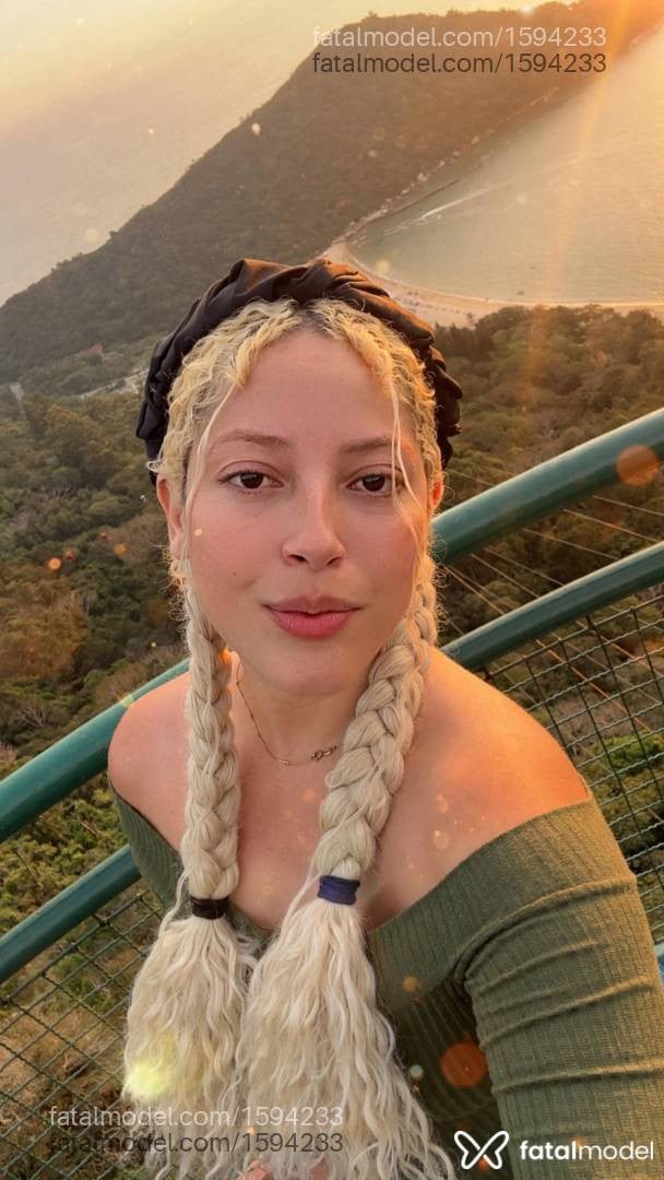 Acompanhante mulher loira (o) de olhos castanhos - Pérola