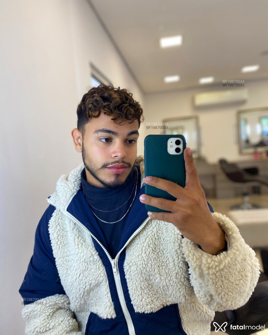 Acompanhante homem morena (o) de olhos castanhos em Virtual Acompanhante homem morena (o) de olhos castanhos em Virtual - Leonardo