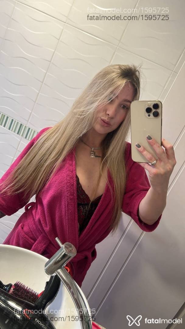 Acompanhante mulher loira (o) de olhos mel - Aline
