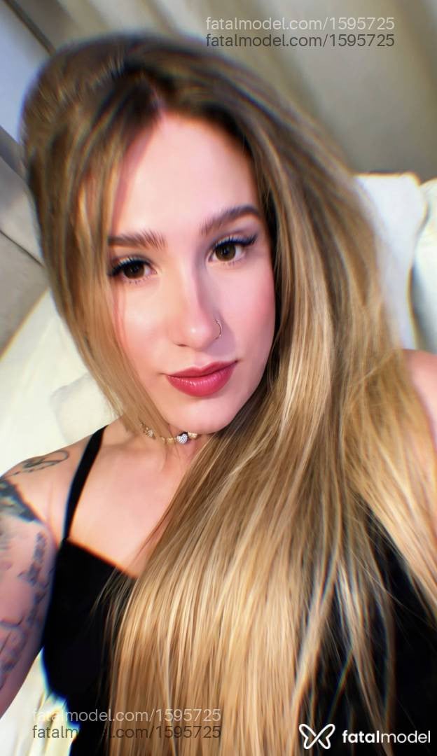Acompanhante mulher loira (o) de olhos mel - Aline